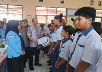 8.269 Siswa di Bolmong Terima Seragam Sekolah Gratis