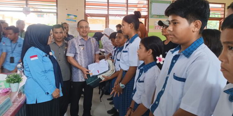 8.269 Siswa di Bolmong Terima Seragam Sekolah Gratis