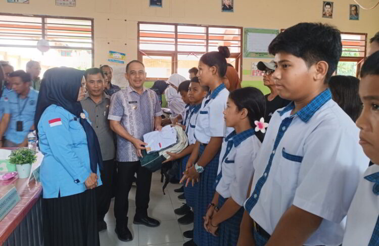 8.269 Siswa di Bolmong Terima Seragam Sekolah Gratis