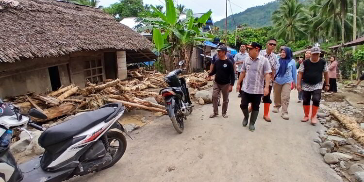 Ketika Malam di Muntoi Timur Diterjang Air Bah