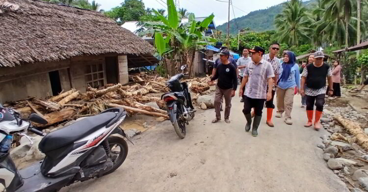 Ketika Malam di Muntoi Timur Diterjang Air Bah