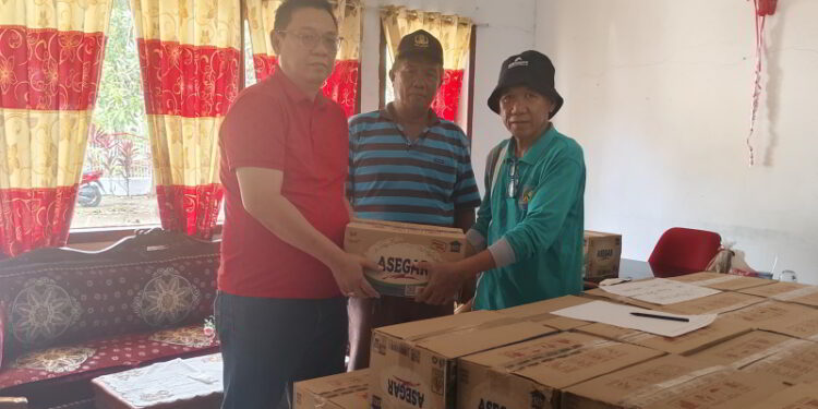 Ketua DPRD Bolmong Tony Tumbelaka Salurkan Bantuan untuk Warga Terdampak Banjir di Poigar