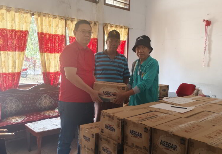 Ketua DPRD Bolmong Tony Tumbelaka Salurkan Bantuan untuk Warga Terdampak Banjir di Poigar