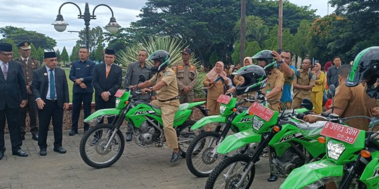 Bupati Yusra Serahkan Lima Motor Dinas untuk Penyuluh Pertanian