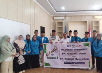 Bupati Yusra Lepas Delapan Santri ke Jawa