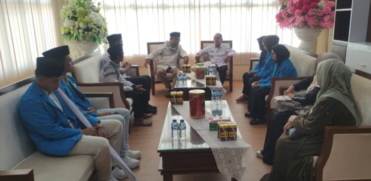 Bupati Yusra Lepas Delapan Santri ke Jawa