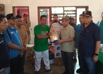 Bupati Yusra Alhabsyi Serahkan Bantuan Pangan untuk Korban Banjir di Poigar