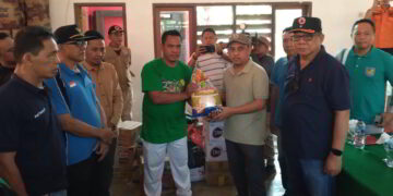 Bupati Yusra Alhabsyi Serahkan Bantuan Pangan untuk Korban Banjir di Poigar