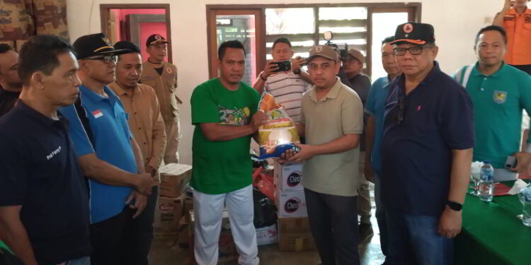 Bupati Yusra Alhabsyi Serahkan Bantuan Pangan untuk Korban Banjir di Poigar
