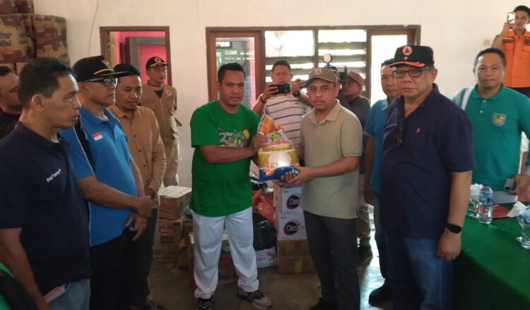Bupati Yusra Alhabsyi Serahkan Bantuan Pangan untuk Korban Banjir di Poigar