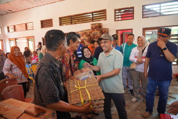 Bupati Yusra Alhabsyi Serahkan Bantuan Pangan untuk Korban Banjir di Poigar