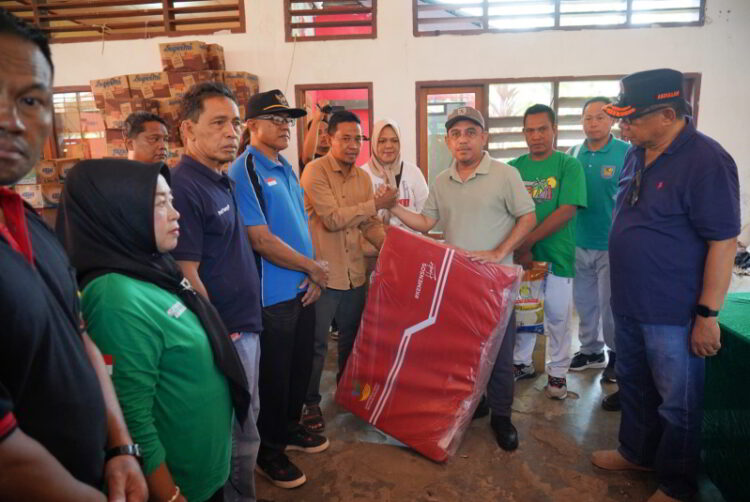 Bupati Yusra Alhabsyi Serahkan Bantuan Pangan untuk Korban Banjir di Poigar
