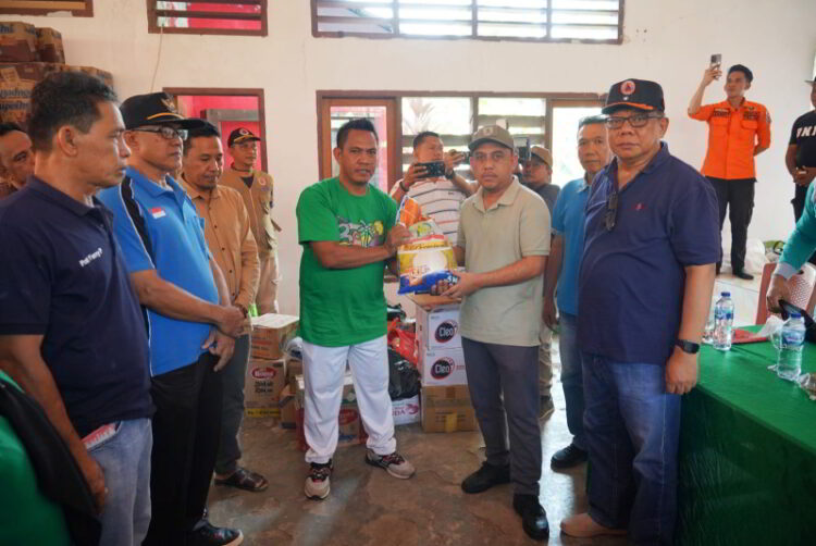 Bupati Yusra Alhabsyi Serahkan Bantuan Pangan untuk Korban Banjir di Poigar