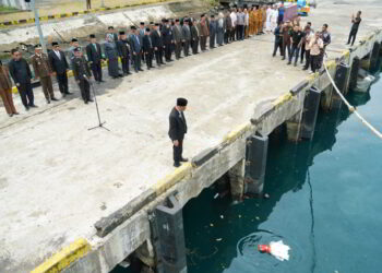 Bupati Yusra Alhabsyi Pimpin Upacara Pelarungan Bunga