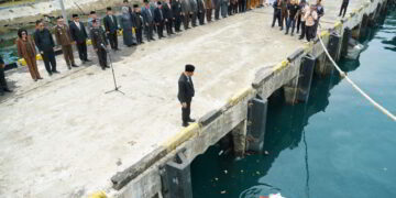 Bupati Yusra Alhabsyi Pimpin Upacara Pelarungan Bunga