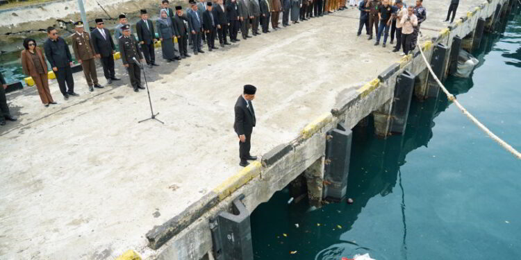 Bupati Yusra Alhabsyi Pimpin Upacara Pelarungan Bunga