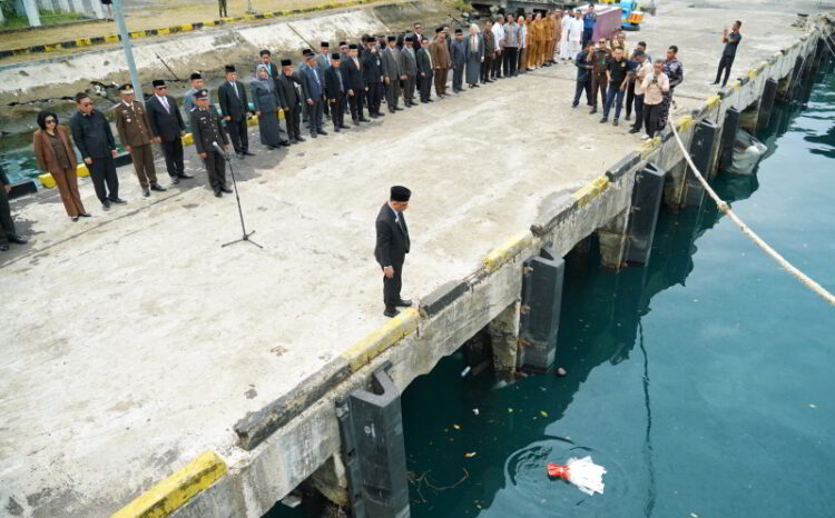 Bupati Yusra Alhabsyi Pimpin Upacara Pelarungan Bunga