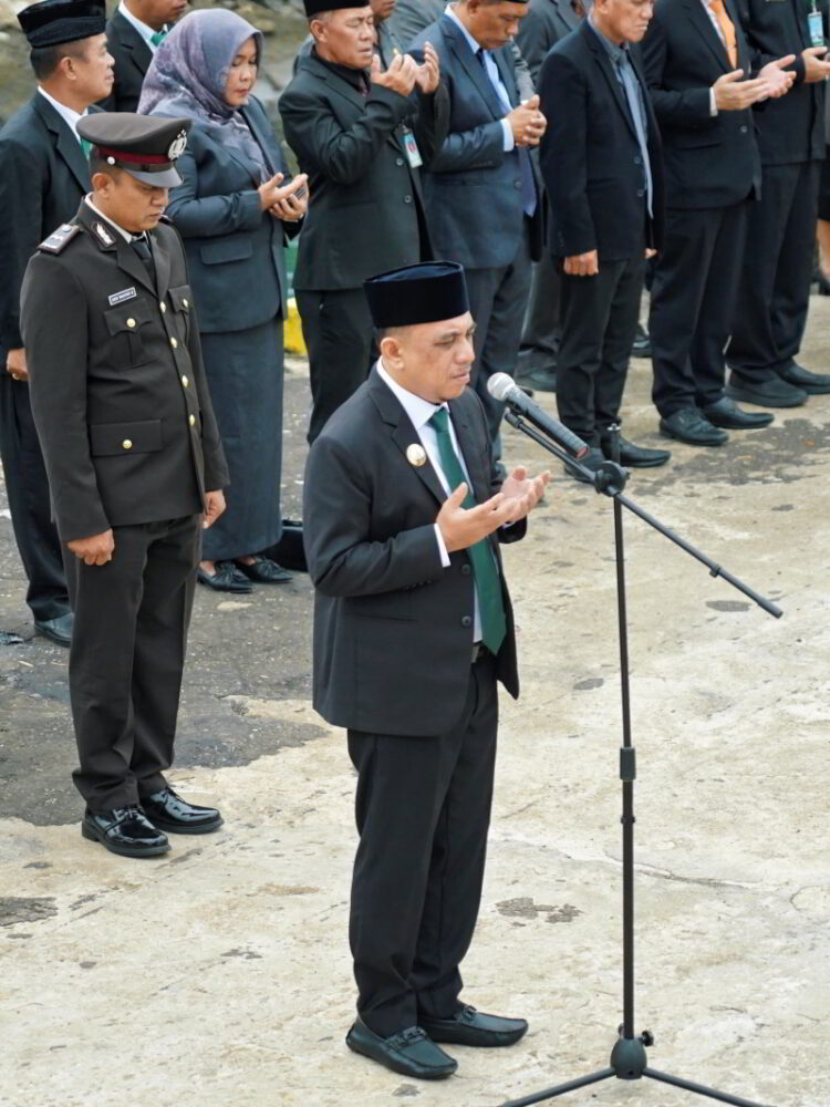 Bupati Yusra Alhabsyi Pimpin Upacara Pelarungan Bunga