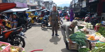 Satpol PP “Sapu Bersih” Pedagang Kumabal di Pasar 23 Maret Kotamobagu
