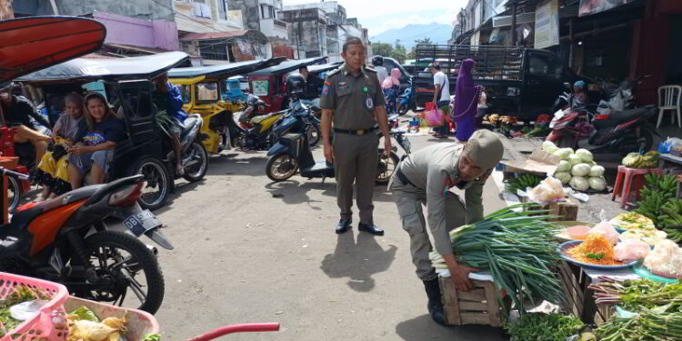 Satpol PP “Sapu Bersih” Pedagang Kumabal di Pasar 23 Maret Kotamobagu