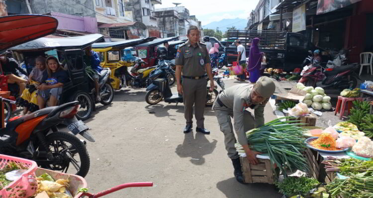 Satpol PP “Sapu Bersih” Pedagang Kumabal di Pasar 23 Maret Kotamobagu