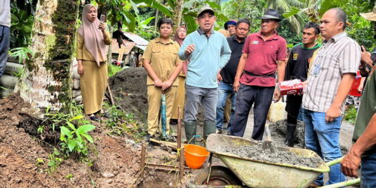 Bupati Yusra Alhabsyi Monitoring Jalan Produksi Perkebunan di Desa Komangan