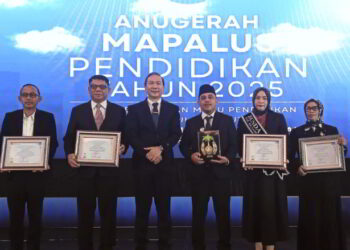 Bupati Yusra Alhabsyi Menerima Anugerah Mapalus Pendidikan 2025