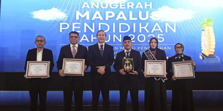 Bupati Yusra Alhabsyi Menerima Anugerah Mapalus Pendidikan 2025