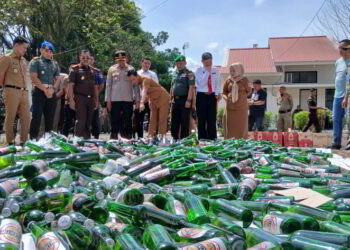 Kejari Kotamobagu Musnahkan 15.745 Botol Miras Hingga Sabu