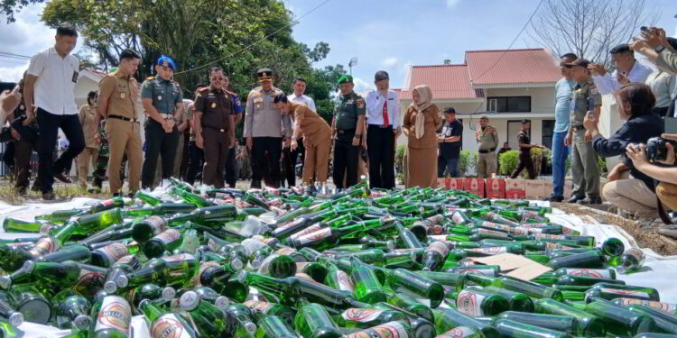 Kejari Kotamobagu Musnahkan 15.745 Botol Miras Hingga Sabu