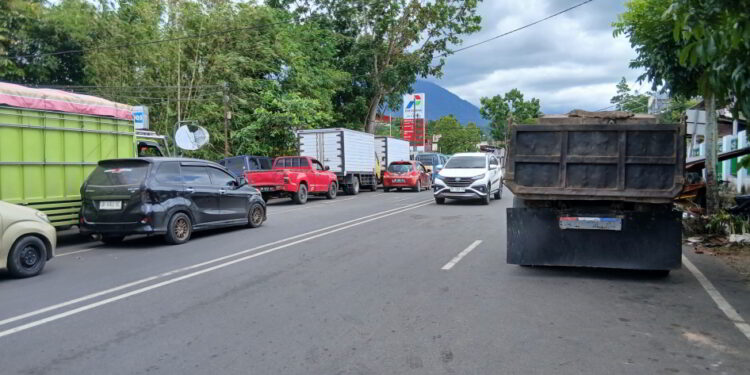 Antrian BBM di SPBU Kotobangun Ganggu Arus Lalu Lintas