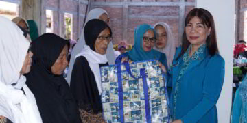 Peduli Lansia di Hari Ibu, TP-PKK Bolmong Salurkan Bantuan 