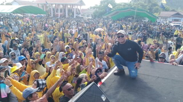 RSB saat berada di panggung kampanye YSK-Victory di Kabupaten Bolsel.