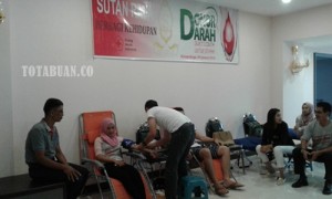 Aksi Sosial Donor Darah  yang dilakukan Manajemen Sutan Raja Hotel dengan PMII