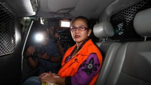 Anggota Komisi V DPR Damayanti Wisnu Putranti berada dalam mobil tahanan.