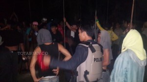  Aparat kepolisian berusaha membubarkan konsentrasi massa yang telah membekali diri dengan senapan angin, parang dan tombak di Desa Mogoyunggung Kecamatan Dumoga Timur. 