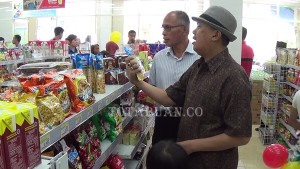 Asisten II Gulimat Mokoginta saat memeriksa barang di supermarket Indomaret Pobundayaan