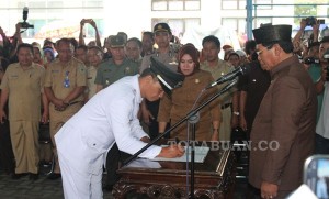 Bupati Bolmong Salihi Mokodongan saat  melantik para kepala desa yang baru terpilih