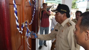 Bupati Bolmong Salihi Mokodongan saat meresmikan kantor Camat Sangtombolang