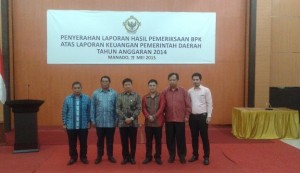 Bupati Salihi Mokodongan, Bersama Kapala BPK, Ketua DPRD serta Sekda foto bersama usai menerima LHP BPK