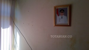Di salah ruangan pimpinan SKPD ini, tampak hanya terlihat foto Bupati Hi Herson Mayulu Sip yang terpajang