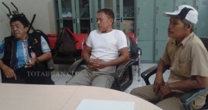 Dua WNA asal Filipina Wiliardo Cabunilas (Kaos putih) dan Firgilio Calvo (Pakai topi) saat diamankan petugas Imigrasi Kotamobagu