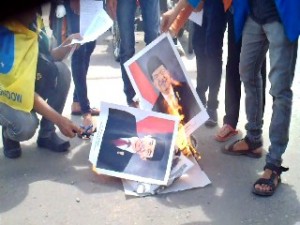 Tampak foto presdien Joko Widodo dan wakil presdien Jusuf Kalla dibakar 