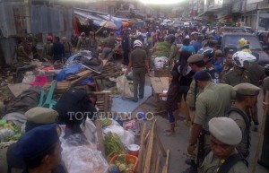 Tampak suasana lapak milik para pedagang yang dobongkar oleh petugas dari Polisi Pamong Praja