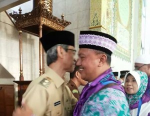 Tampak salah Wakil Wali Kota Jainuddin Damopolii, saat bersalaman dengan salah satu Jemaah haji asal Kota Kotamobagu.