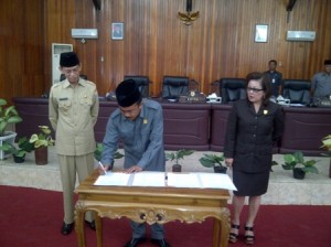 Tampak Ketua DPRD Ahmad Sabir, saat menandatangani dokumen KUA PPAS 2015 didampingi wakil ketua DPRD Kota Kotamobagu