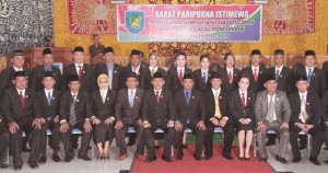 Foto Brsama Bupati bersama 30 anggota DPRD Terpilih