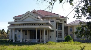 Kantor DPRD Bolmong di Lolak