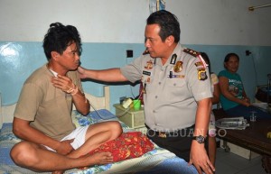 Kapolres Bolmong AKBP Hisar Siallagan saat memberikan nasehat kepada salah korban yang terkena peluru senapan angin di sal rumah sakit