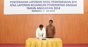 Kepala BPK RI Sulut Andi Kangkung Lologau  bersama ketua DPRD Ahmad Sabir saat menandatangani berita acara penyerahan LHP BPK